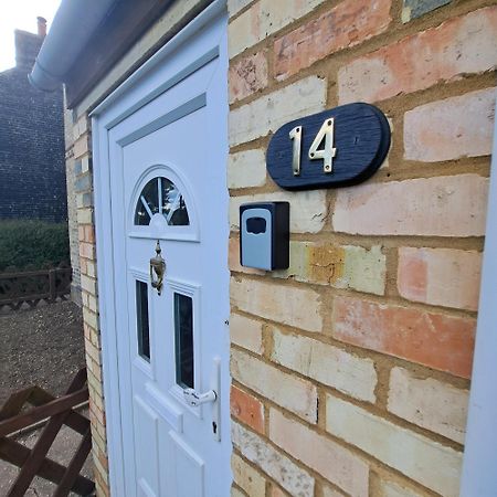 Generous 3 Bed In The Heart Of The Village ハンティンドン エクステリア 写真