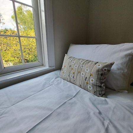 Generous 3 Bed In The Heart Of The Village ハンティンドン エクステリア 写真