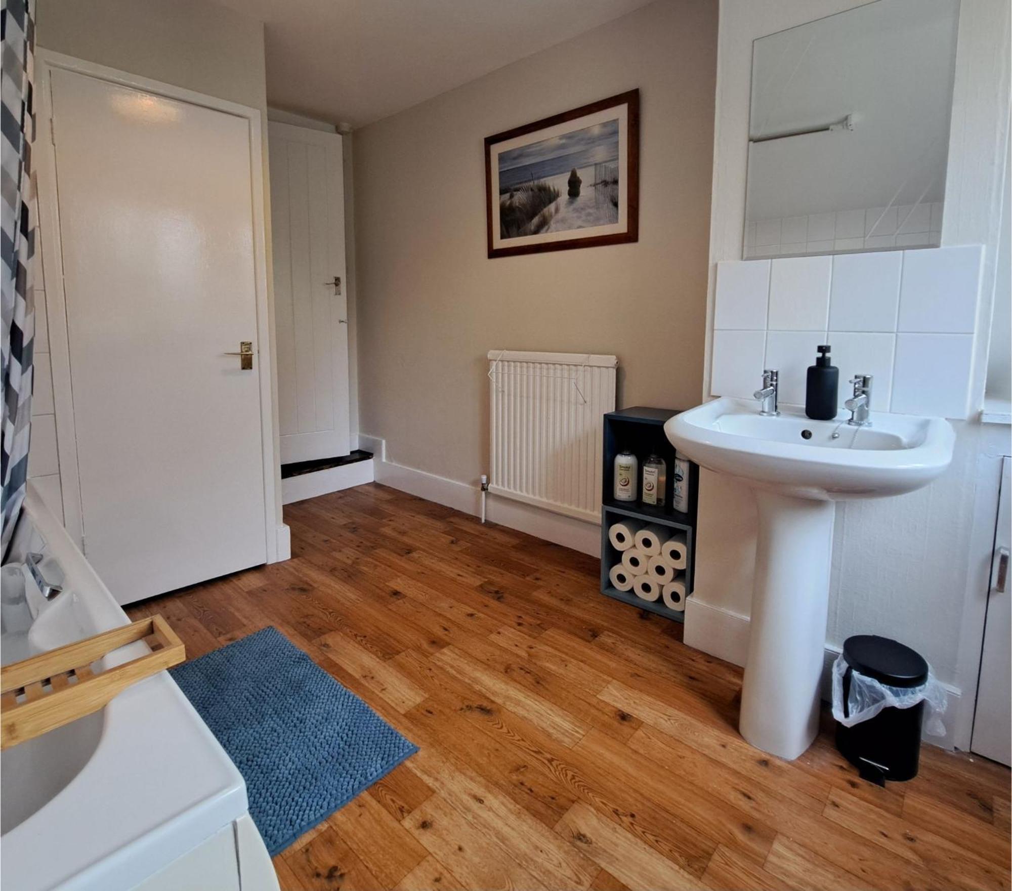 Generous 3 Bed In The Heart Of The Village ハンティンドン エクステリア 写真