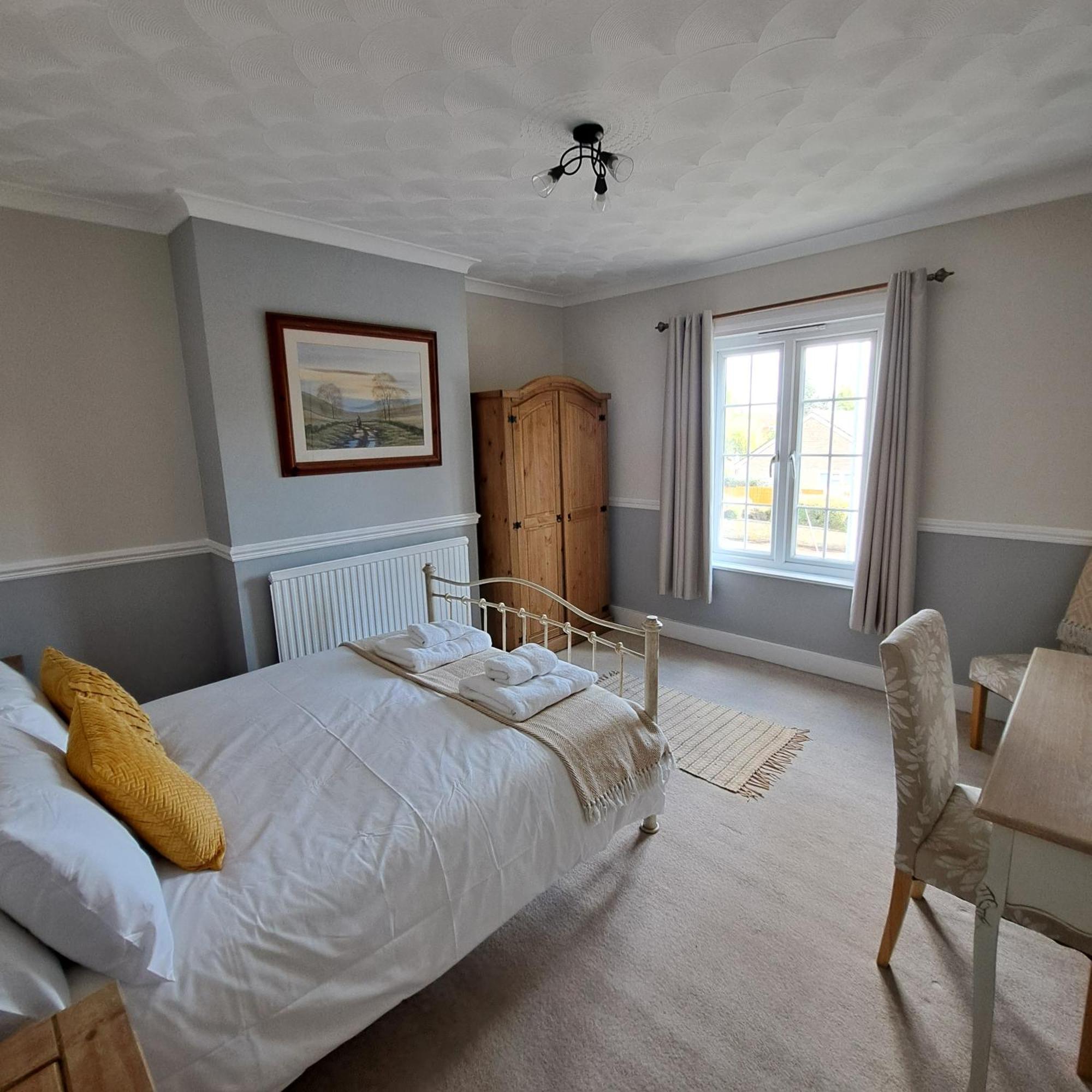 Generous 3 Bed In The Heart Of The Village ハンティンドン エクステリア 写真