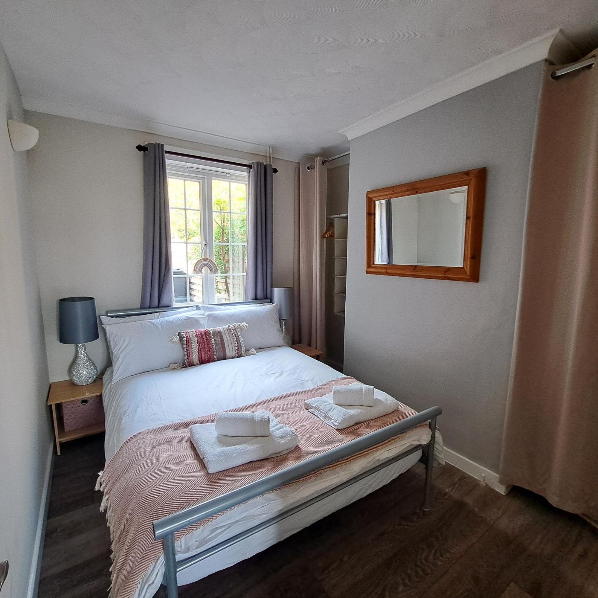 Generous 3 Bed In The Heart Of The Village ハンティンドン エクステリア 写真
