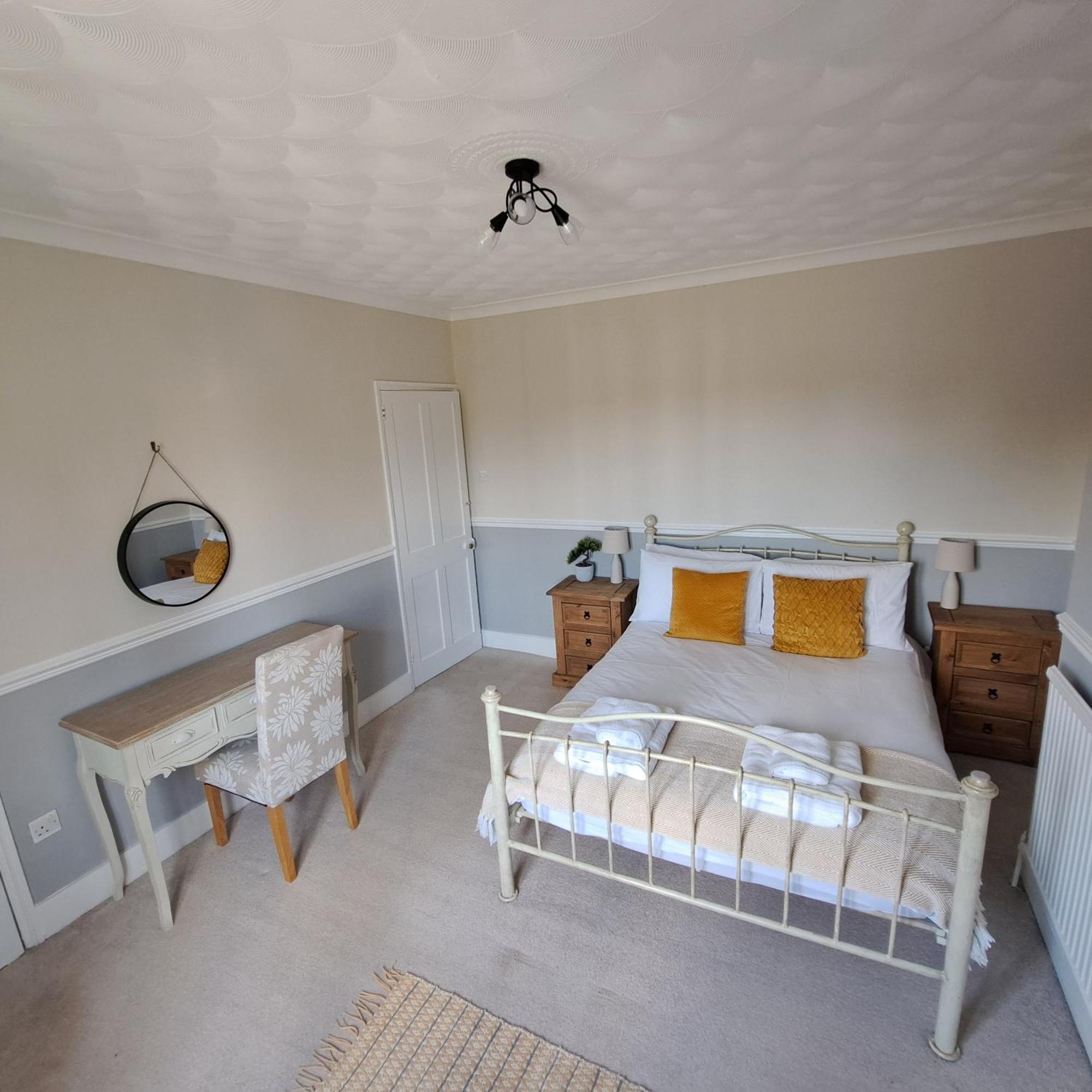 Generous 3 Bed In The Heart Of The Village ハンティンドン エクステリア 写真