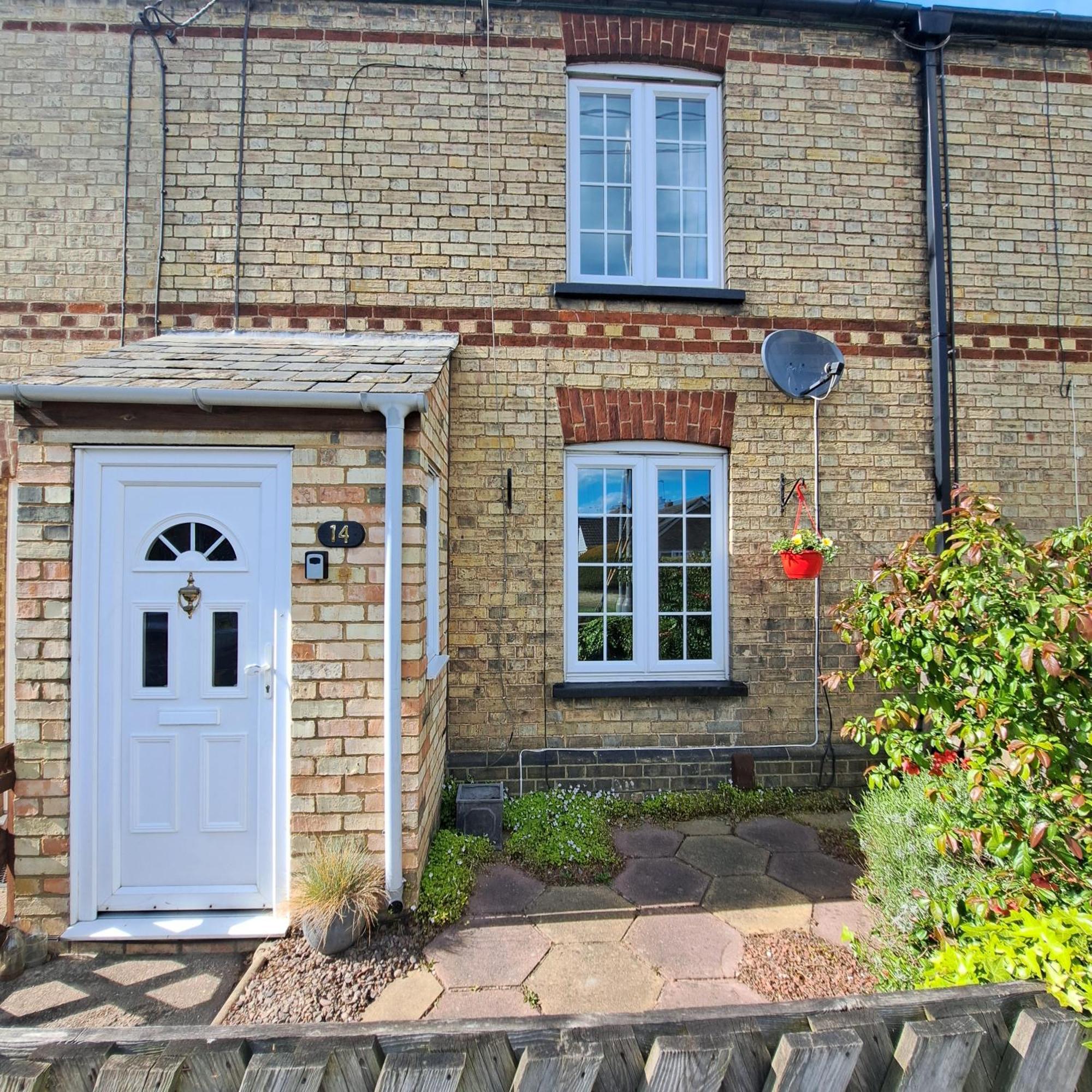 Generous 3 Bed In The Heart Of The Village ハンティンドン エクステリア 写真