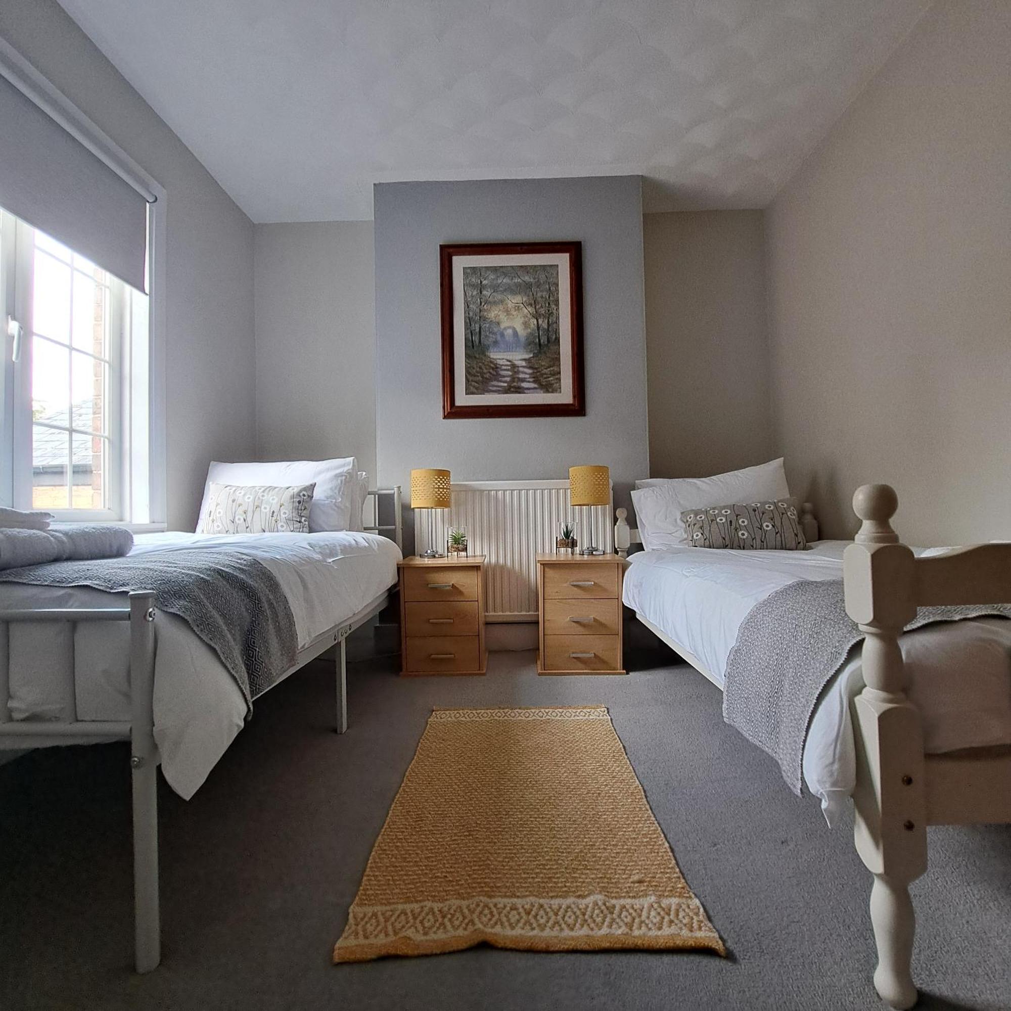Generous 3 Bed In The Heart Of The Village ハンティンドン エクステリア 写真