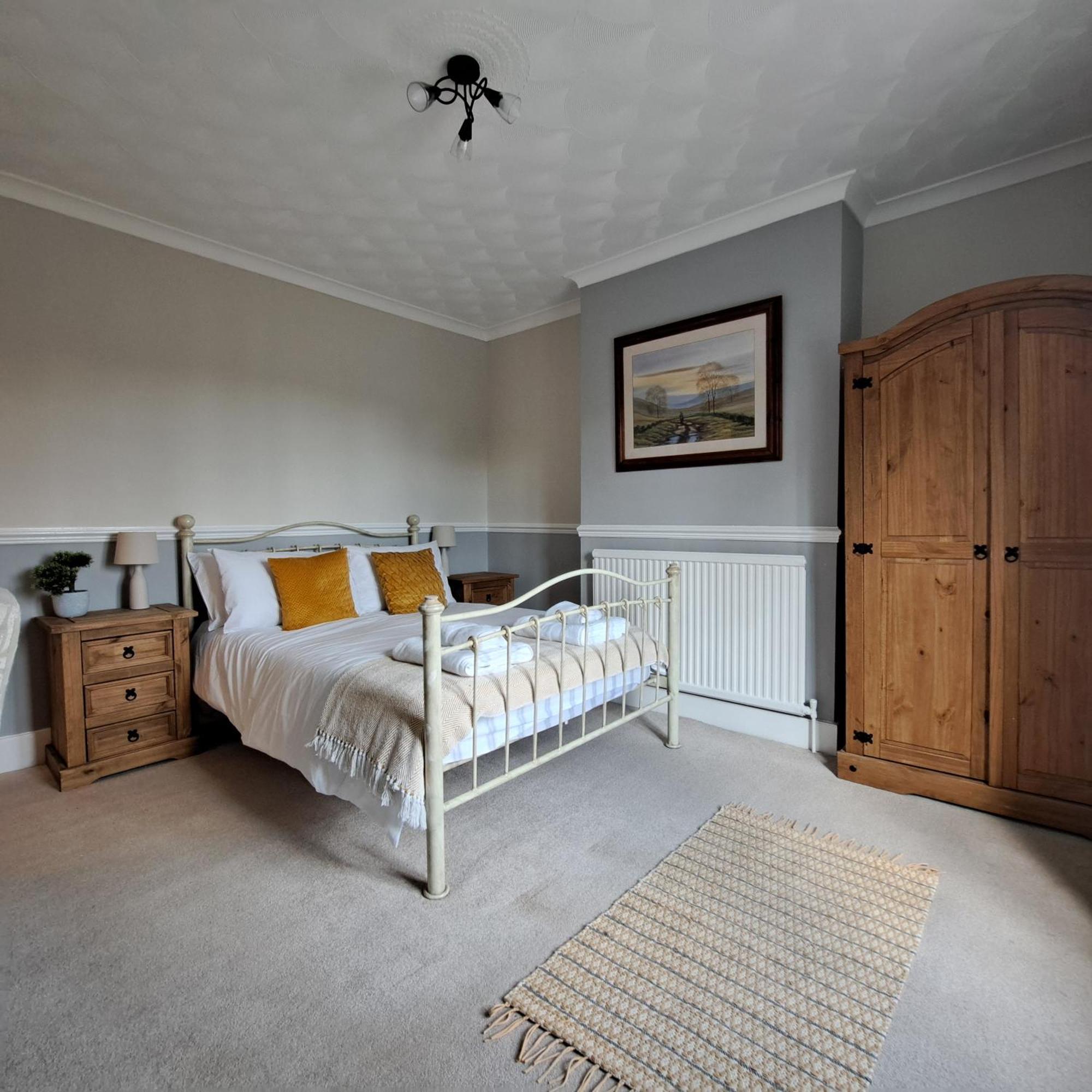 Generous 3 Bed In The Heart Of The Village ハンティンドン エクステリア 写真