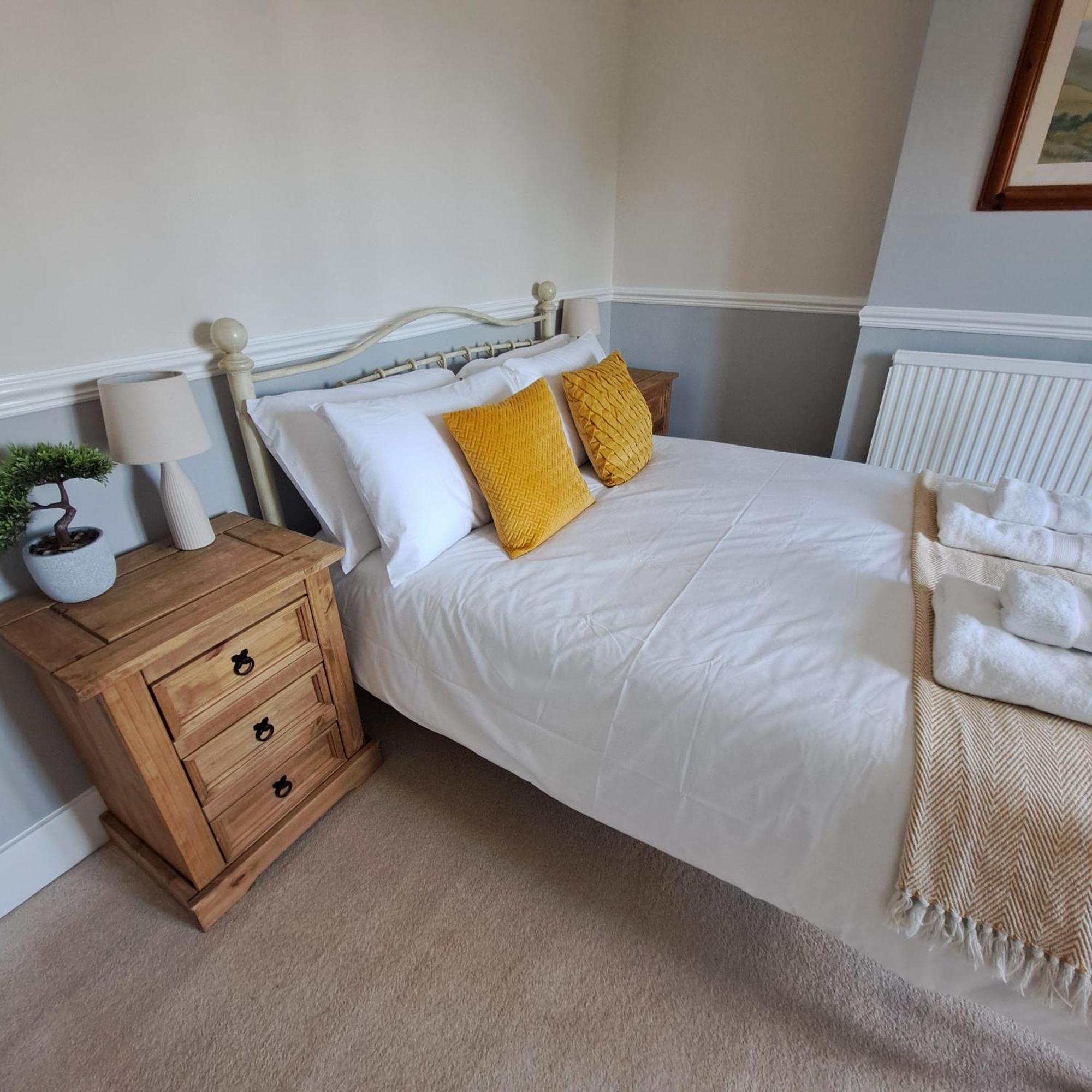 Generous 3 Bed In The Heart Of The Village ハンティンドン エクステリア 写真
