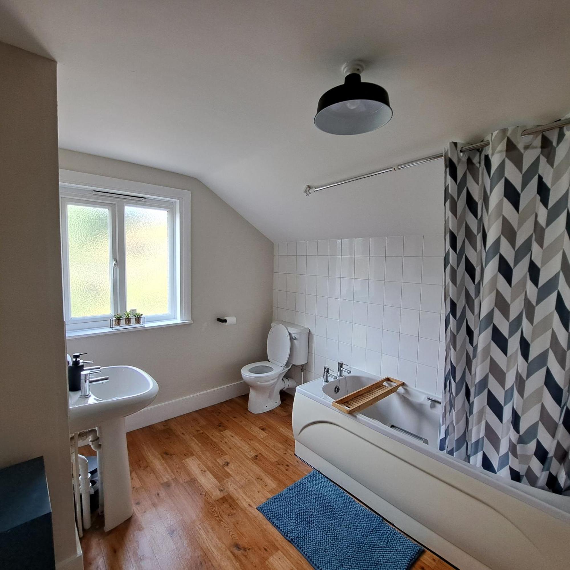 Generous 3 Bed In The Heart Of The Village ハンティンドン エクステリア 写真