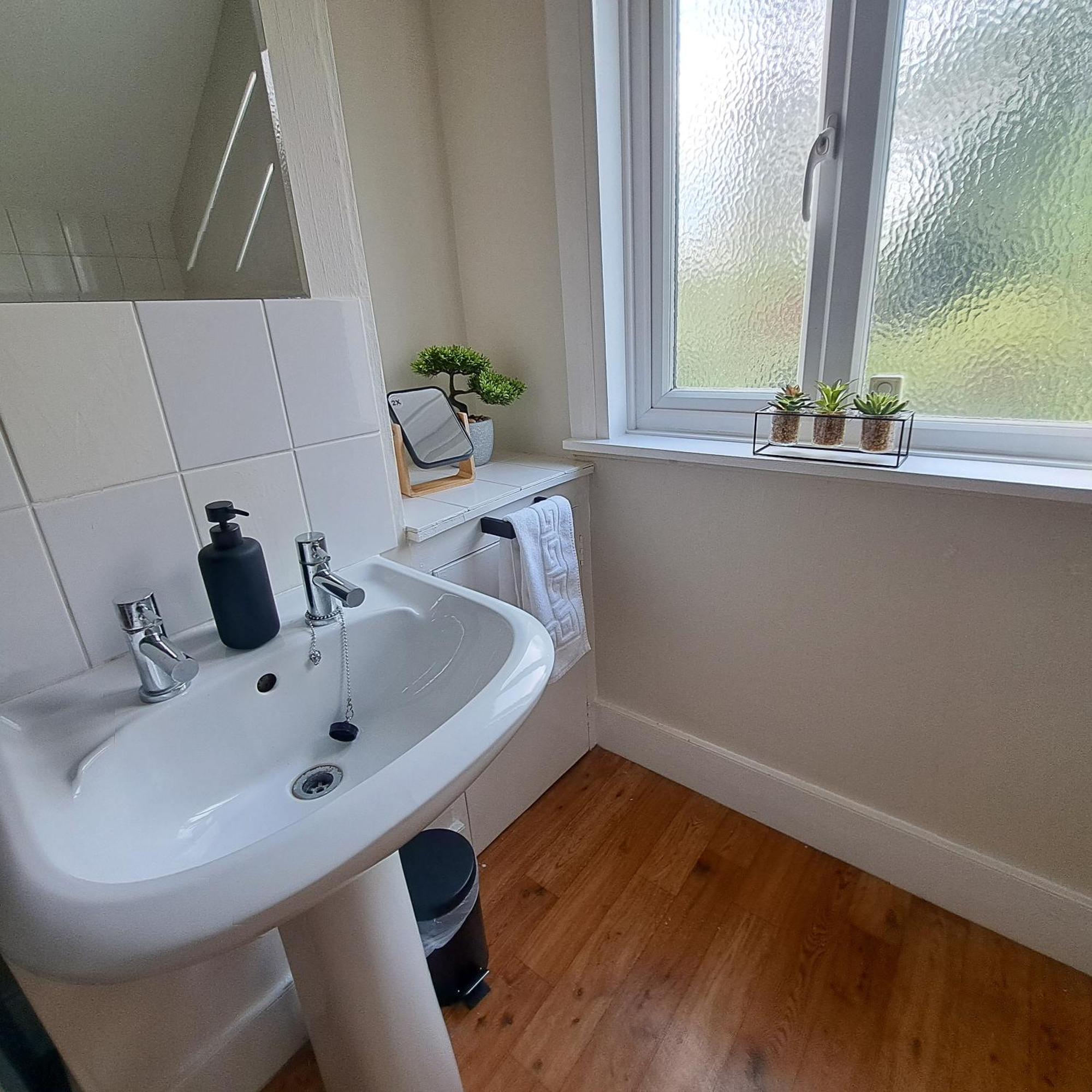 Generous 3 Bed In The Heart Of The Village ハンティンドン エクステリア 写真