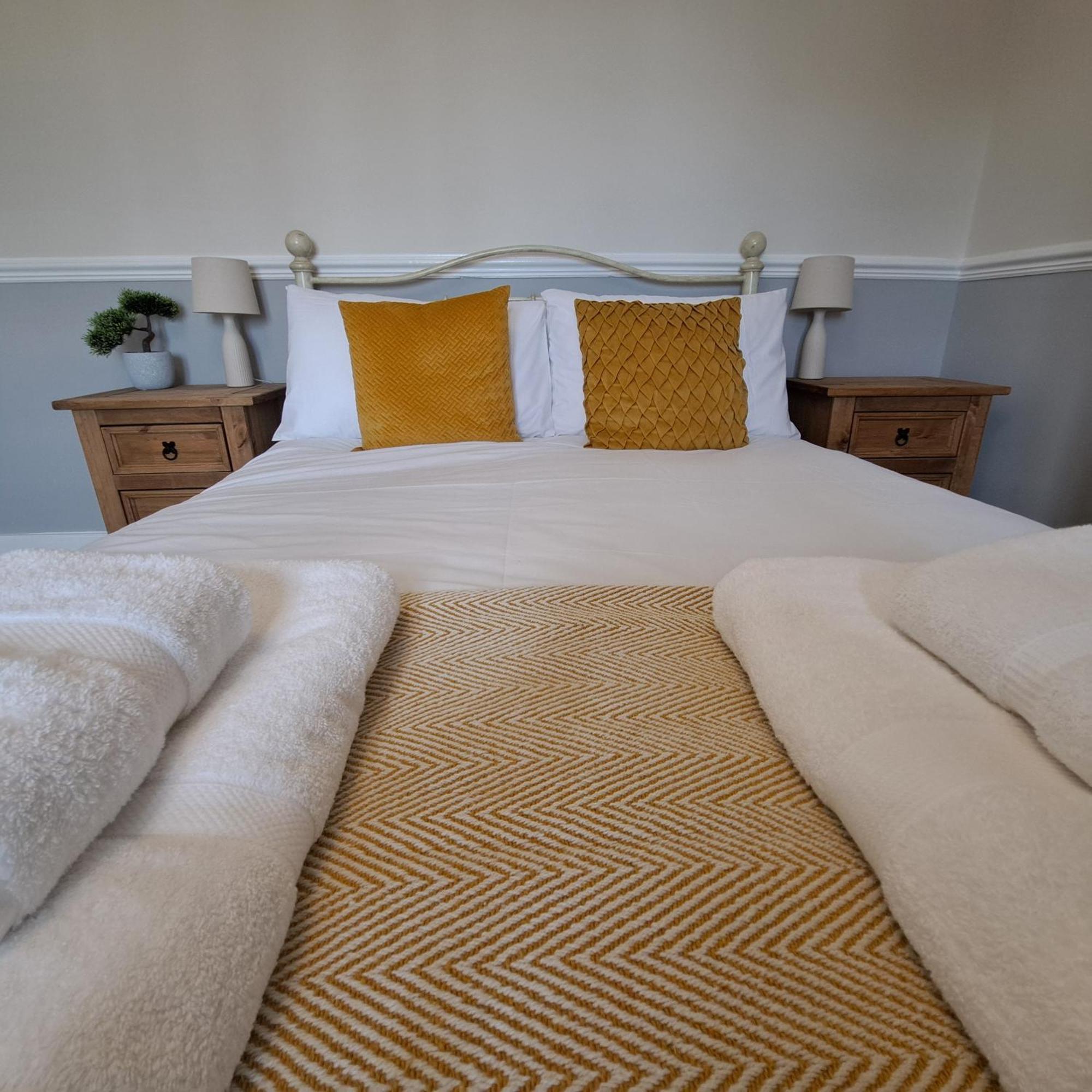 Generous 3 Bed In The Heart Of The Village ハンティンドン エクステリア 写真