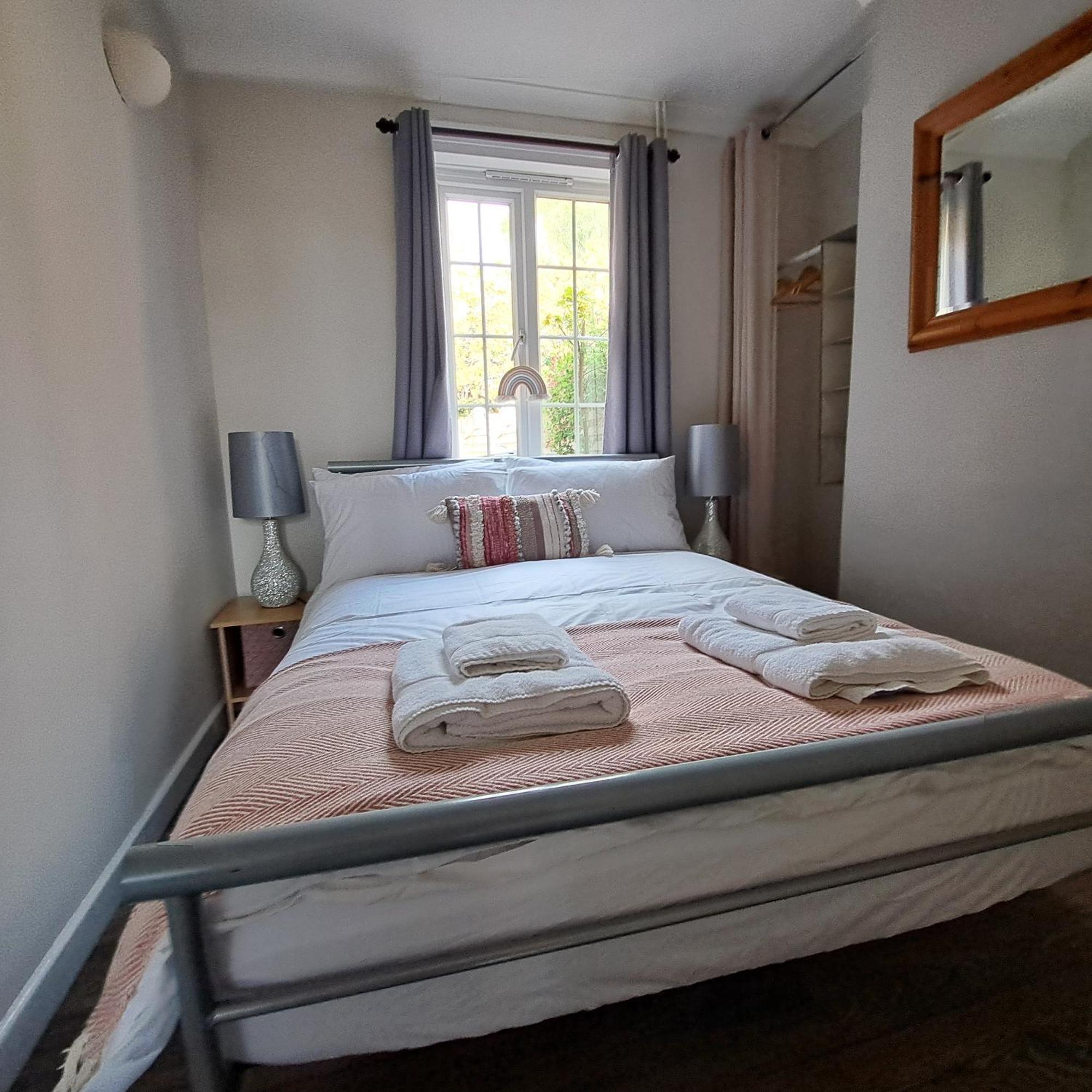 Generous 3 Bed In The Heart Of The Village ハンティンドン エクステリア 写真