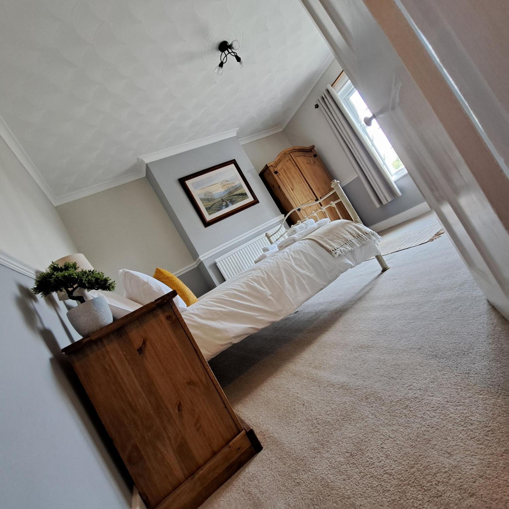 Generous 3 Bed In The Heart Of The Village ハンティンドン エクステリア 写真