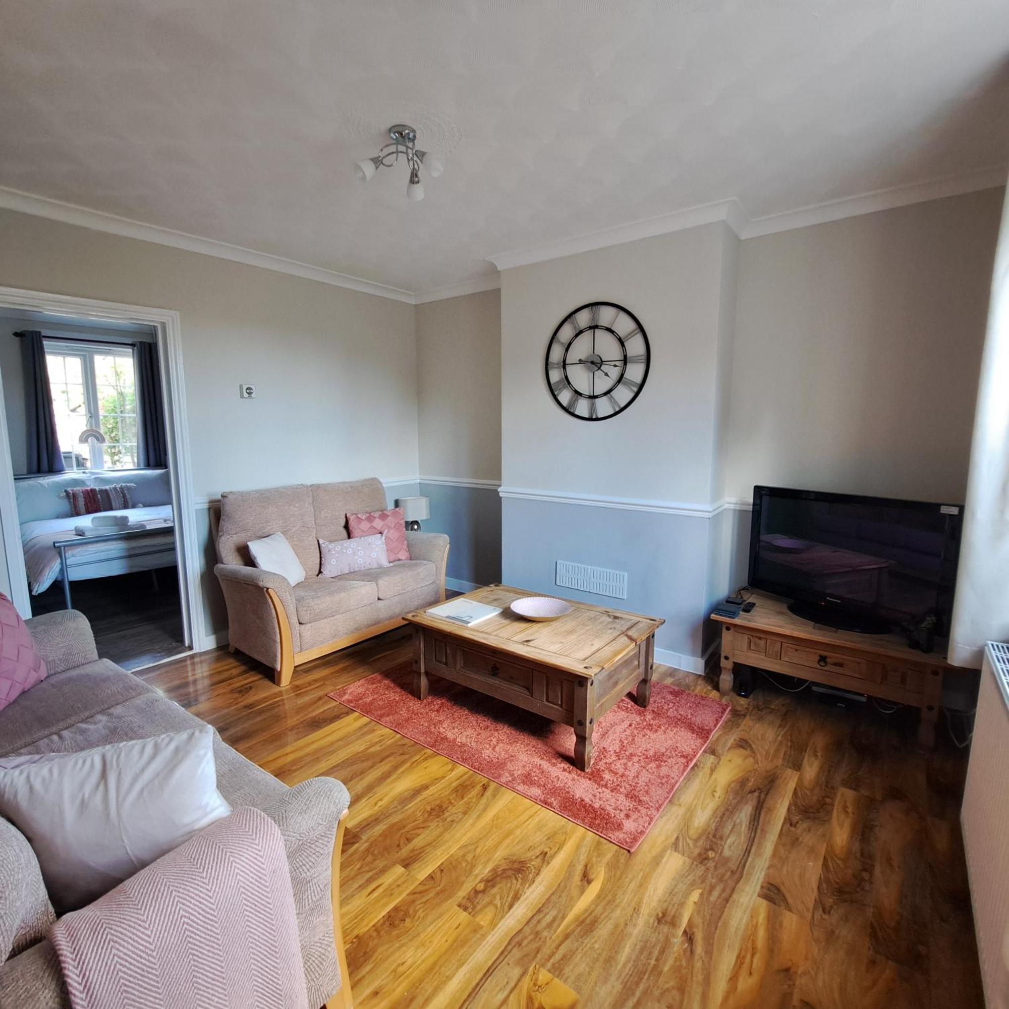 Generous 3 Bed In The Heart Of The Village ハンティンドン エクステリア 写真